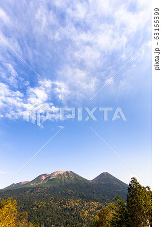 日本・北海道東部の国立公園、オンネトーと山 日本・北海道東部の国立公園、オンネトーと山 63166399