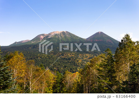 日本・北海道東部の国立公園、オンネトーと山 日本・北海道東部の国立公園、オンネトーと山 63166400