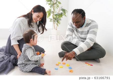 英会話教室の体験をする赤ちゃん 63166791