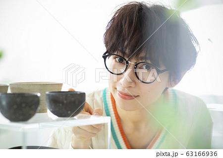 女性　陶器　陶芸家　芸術家　店　ショップ　買い物 63166936