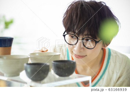 女性 陶器 陶芸家 芸術家 店 ショップ 買い物 女性 陶器 陶芸家 芸術家 店 ショップ 買い物 63166939