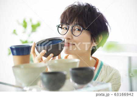 女性 陶器 陶芸家 芸術家 店 ショップ 買い物 女性 陶器 陶芸家 芸術家 店 ショップ 買い物 63166942