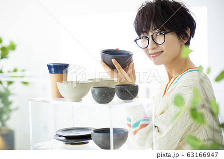 女性　陶器　陶芸家　芸術家　店　ショップ　買い物 63166947