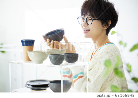 女性 陶器 陶芸家 芸術家 店 ショップ 買い物 女性 陶器 陶芸家 芸術家 店 ショップ 買い物 63166948