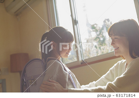 窓辺で会話する親子 63171814