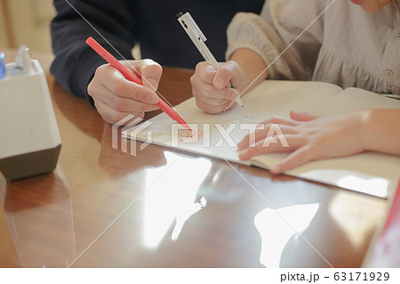 窓辺で談笑する父と娘 63171929