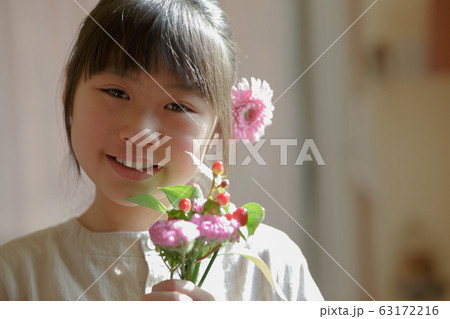 花の髪飾りと女の子 63172216
