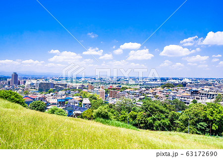新緑の丘から眺める住宅地 新緑の丘から眺める住宅地 63172690