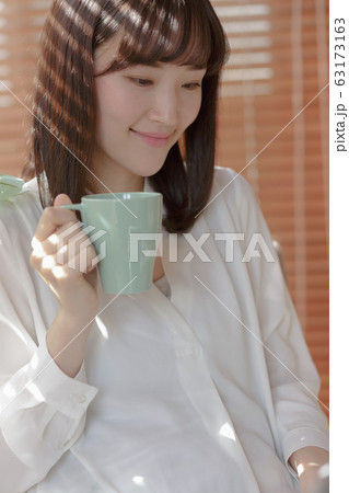 窓辺で過ごす女性 窓辺で過ごす女性 63173163
