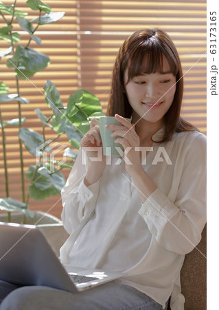 窓辺で過ごす女性 窓辺で過ごす女性 63173165