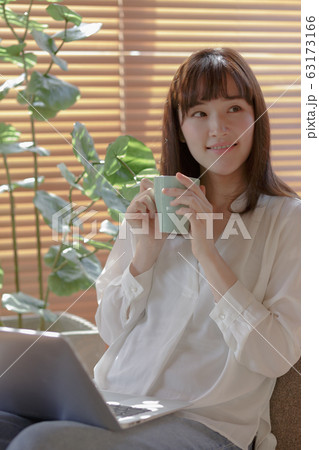 窓辺で過ごす女性 窓辺で過ごす女性 63173166