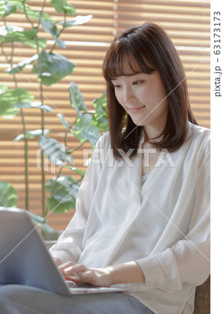 窓辺で過ごす女性 窓辺で過ごす女性 63173173
