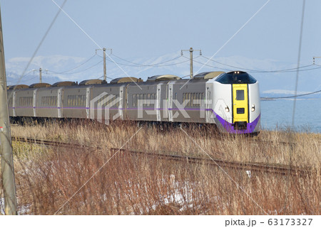 早春の北海道八雲町の山崎橋を通過する特急北斗の風景を撮影 63173327
