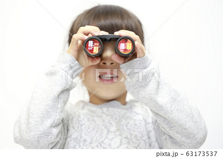 オペラグラスを使う幼児(5歳児) (白バック) 63173537