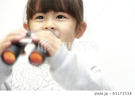 オペラグラスを使う幼児(5歳児) (白バック) オペラグラスを使う幼児(5歳児) (白バック) 63173538