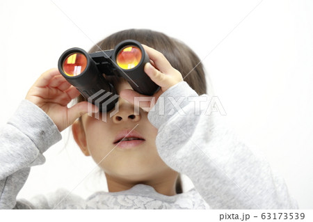 オペラグラスを使う幼児(5歳児) (白バック) 63173539