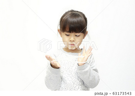 あやとりをする幼児(5歳児) (白バック) あやとりをする幼児(5歳児) (白バック) 63173543