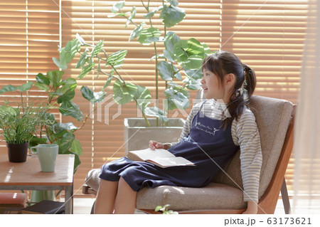窓辺で読書する女の子 63173621