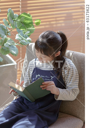 窓辺で読書する女の子 63173622