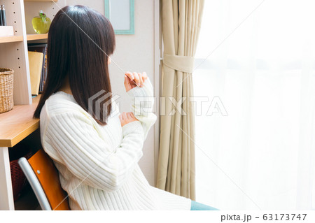 窓辺で考える女性 窓辺で考える女性 63173747