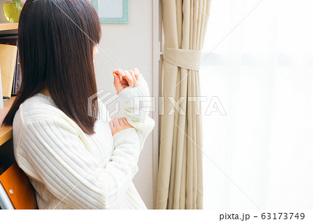 窓辺で悩む女性 窓辺で悩む女性 63173749