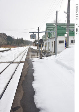 早春の北海道黒松内町JR熱郛駅の風景を撮影 63176001