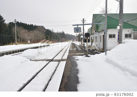 早春の北海道黒松内町JR熱郛駅の風景を撮影 63176002