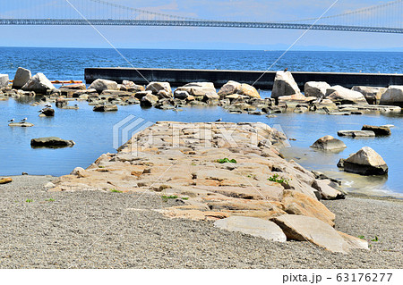 海岸と明石海峡大橋 63176277