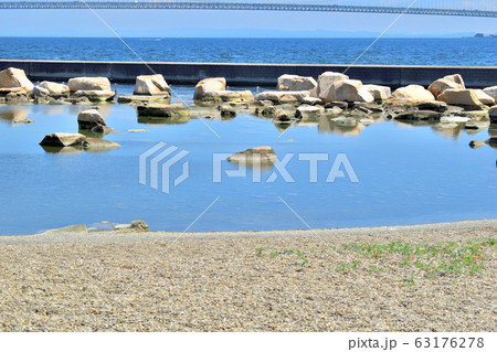 海岸と明石海峡大橋 63176278