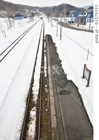 早春の北海道蘭越町JR蘭越駅の風景を撮影 63176331
