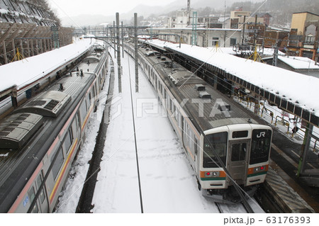 冬の水上駅に停車中の上越線211系 冬の水上駅に停車中の上越線211系 63176393