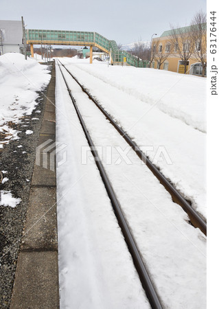 早春の北海道蘭越町JR昆布駅の風景を撮影 63176444