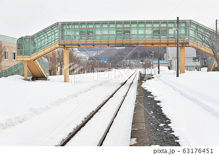 早春の北海道蘭越町JR昆布駅の風景を撮影 63176451