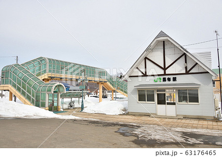 早春の北海道蘭越町JR昆布駅の風景を撮影 63176465