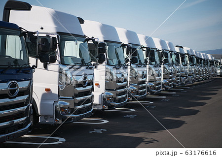 白いトラック 並ぶ 白いトラック 並ぶ 63176616
