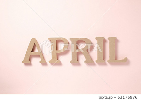 ピンク背景の「APRIL」の木製のアルファベットのブロック 63176976
