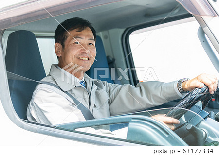 ドライバー ミドル男性 トラック 宅配 運送イメージ ドライバー ミドル男性 トラック 宅配 運送イメージ 63177334