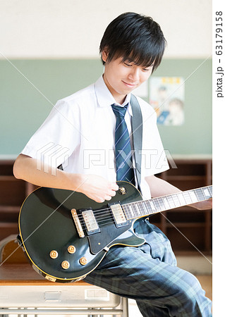 男子高校生 ギター 軽音部の写真素材