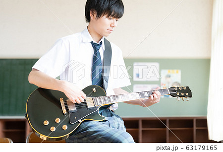 男子高校生　ギター　軽音部 63179165
