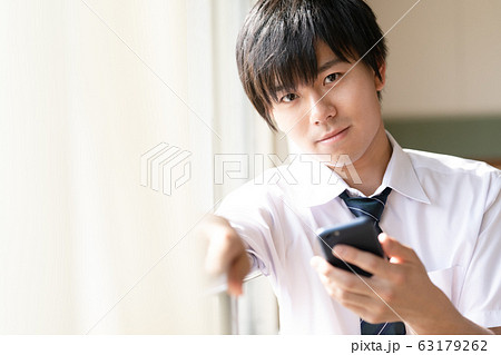 男子高校生　スマホ 63179262