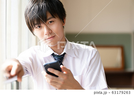 男子高校生　スマホ 63179263