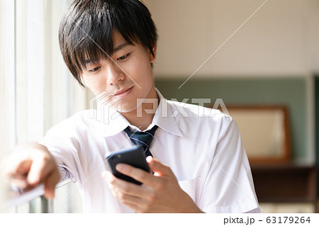 男子高校生　スマホ 63179264
