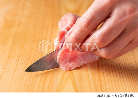 鮪大トロの刺身を引く板前 63179390