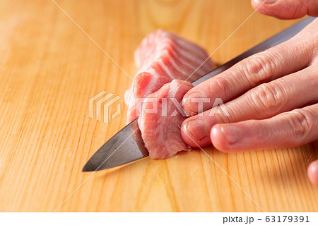 鮪大トロの刺身を引く板前 63179391