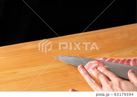 鮪大トロの刺身を引く板前 63179394