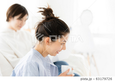 女性　パソコン　友だち　グローバル 63179726