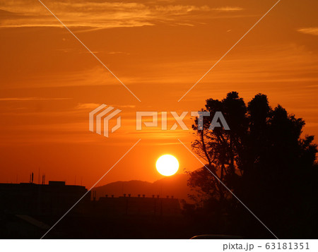 夕日ページ オレンジ色に染まる夕焼けと夕日の写真素材 [63181351] - PIXTA