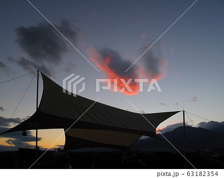 キャンプ場にかかる夕陽に染まる雲 キャンプ場にかかる夕陽に染まる雲 63182354