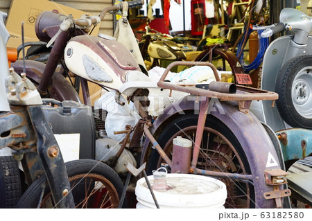 廃墟のバイク 63182580