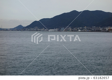 赤坂海岸から　関門海峡の風景 63182657